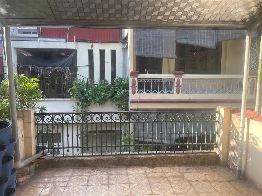 Nhà riêng ngõ phố 83 quỳnh mai dt50m2x4t giá 15tr chốt.