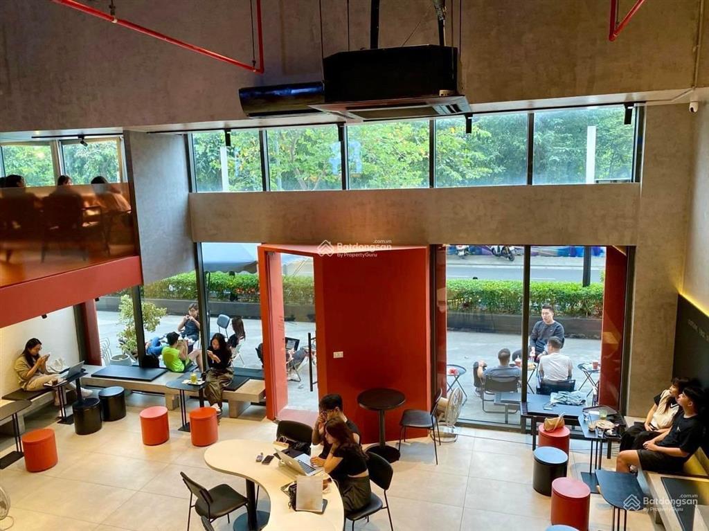 Cho thuê nhà mặt phố nguyên hồng diện tích tầng 1 260m2, tầng 2 330m2, mặt tiền 28m, view đẹp