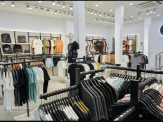 Cho thuê nhà mặt phố cầu giấy diện tích 320m2, mặt tiền lô góc 35m, giá thuê 250 triệu vnd