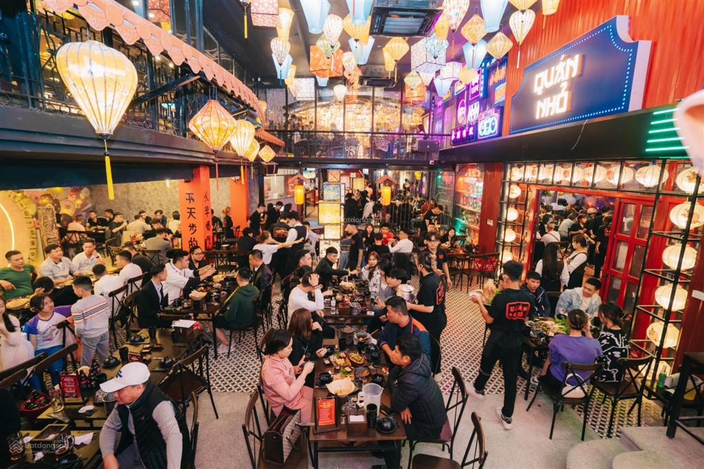 Cho thuê nhà mặt phố trần quốc hoàn diện tích 300m2, mặt tiền 8m, phù hợp kinh doanh