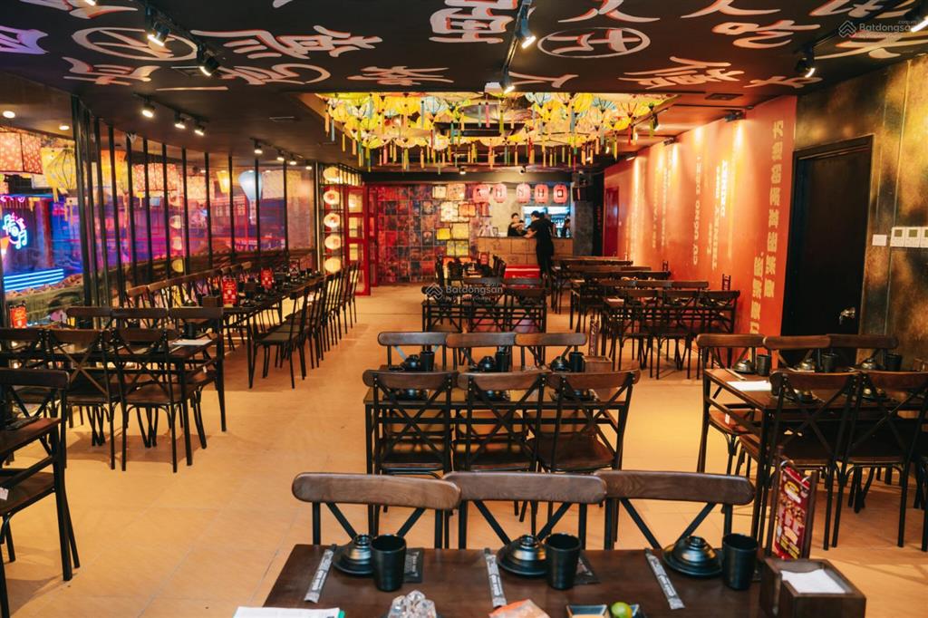 Cho thuê nhà mặt phố trần quốc hoàn diện tích 300m2, mặt tiền 8m, phù hợp kinh doanh