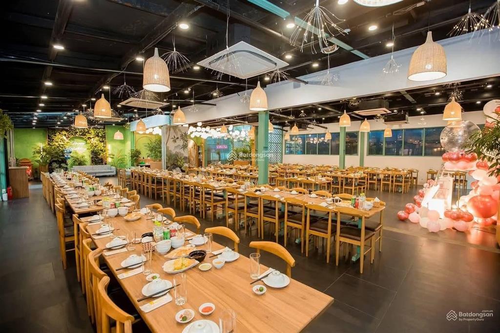 Cho thuê nhà mặt phố tại trung hòa diện tích 300 m2, 5 tầng, mặt tiền căn góc 35m, giá tốt