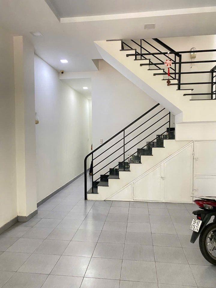 Bán CHDV full nội thất 9 phòng kdc 6b intresco 5x20 trệt 2 lầu sân thượng giá 11 tỷ 8