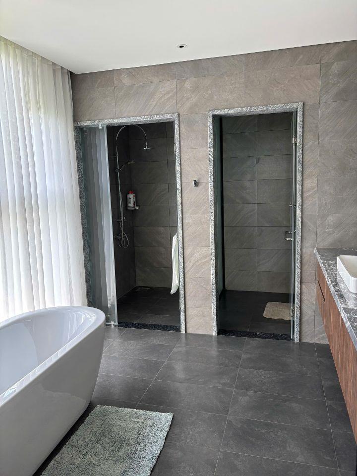 Biệt thự đơn lập kdc 6B intresco 12,5x20 hầm trệt 2 lầu áp mái giá 31 tỷ