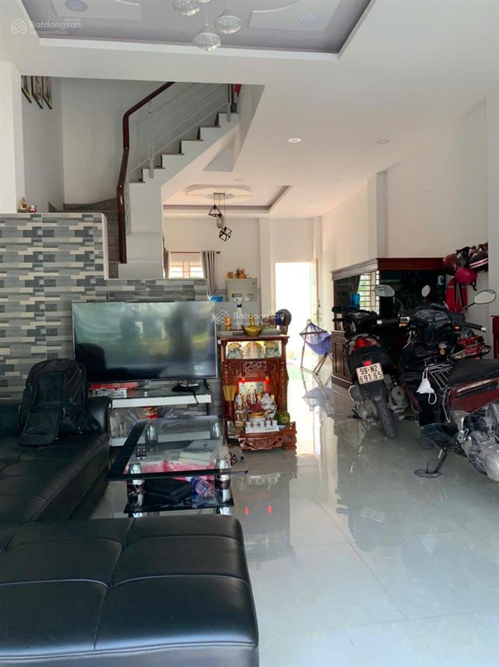 Bán nhà đẹp đối diện x30 nhà bè dt 5x28m (sân vườn rộng 5x17m) đường xe hơi 6m