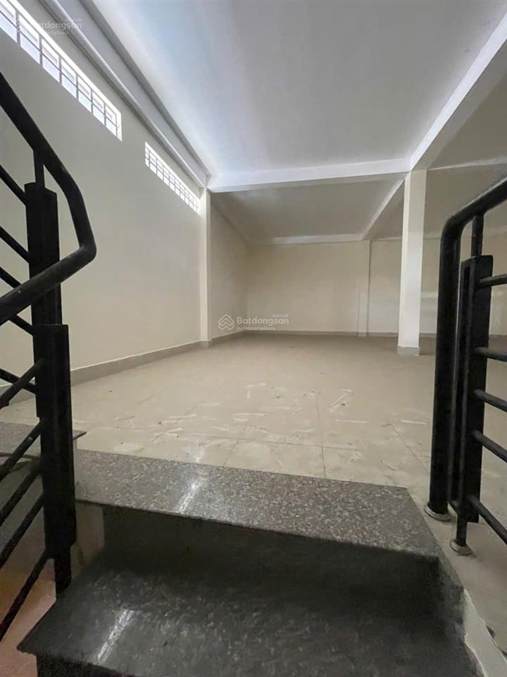Nhà kho cho thuê nguyên căn mặt tiền phạm hùng đối diện x30 dt 15x20 trệt 2 lầu có thang máy