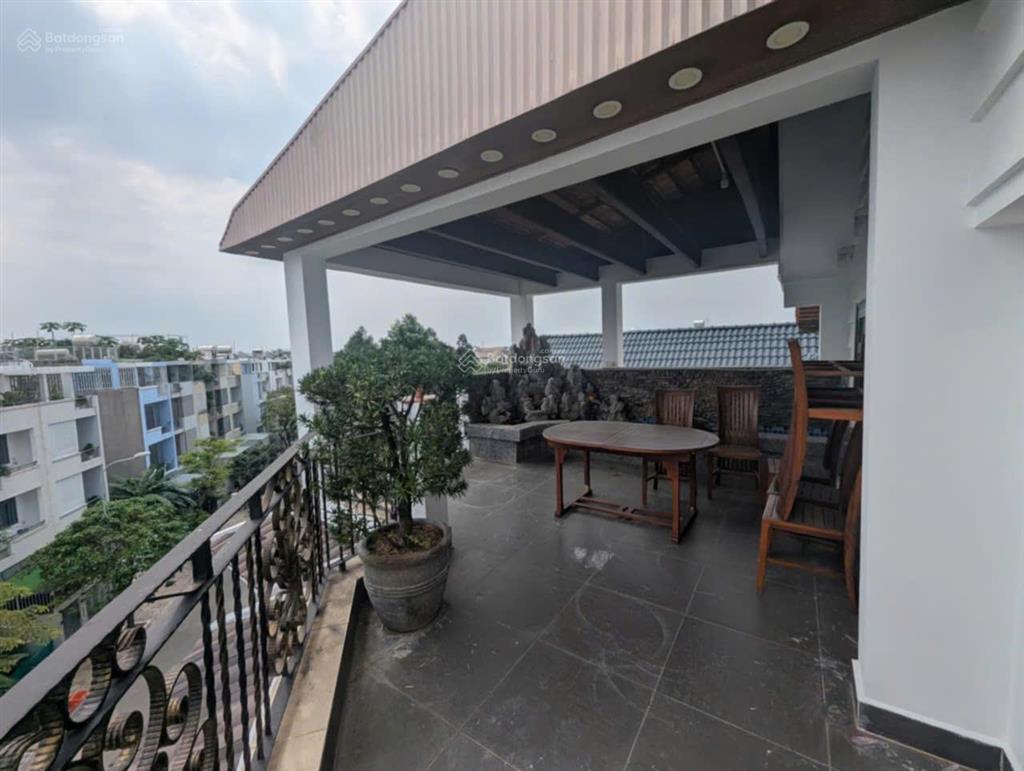 Biệt thự góc dt 297m2 hầm trệt lửng 2 lầu sân thượng view công viên kdc đại phúc  nhìn là mê.