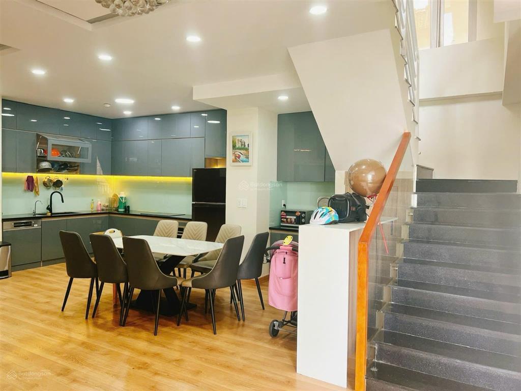 Bán căn hộ gia hòa căn thông tầng 140m công 36m sân vườn vị trí đẹp