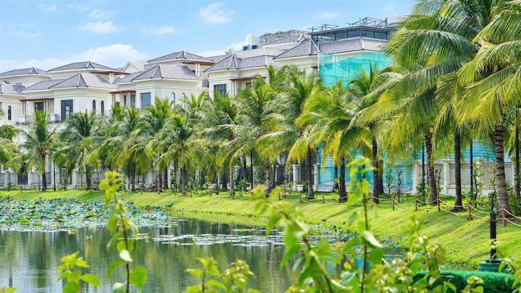 Biệt thự 250m2 sen súng vin quận 9 view hồ giá hời 30 tỷ