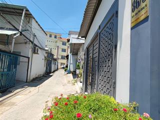 Nhà 1 trệt 2 lầu hoàn công sân oto giá 4.4 tỷ