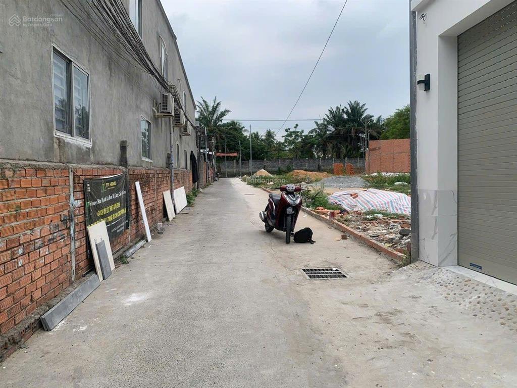 Nhà 1 trệt 2 lầu sân ôto 3 phòng ngủ full nội thất ngay sau sân gôn lái thiêu giá 4 tỷ 050tr