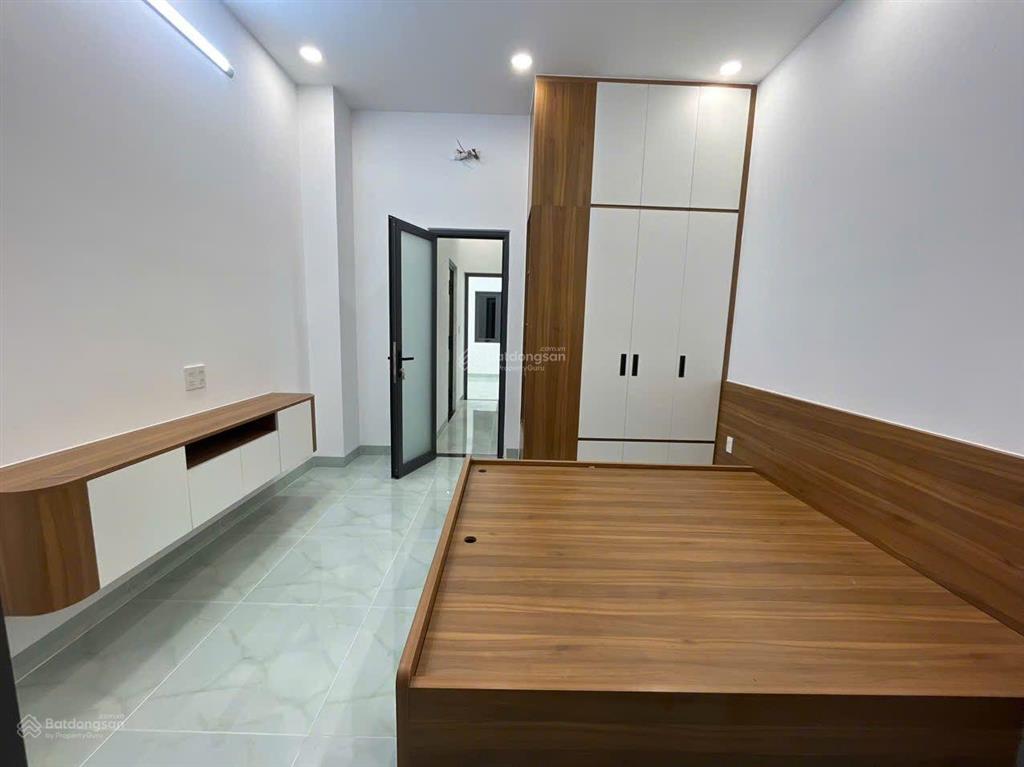 Nhà 1 trệt 2 lầu sân ôto 3 phòng ngủ full nội thất ngay sau sân gôn lái thiêu giá 4 tỷ 050tr