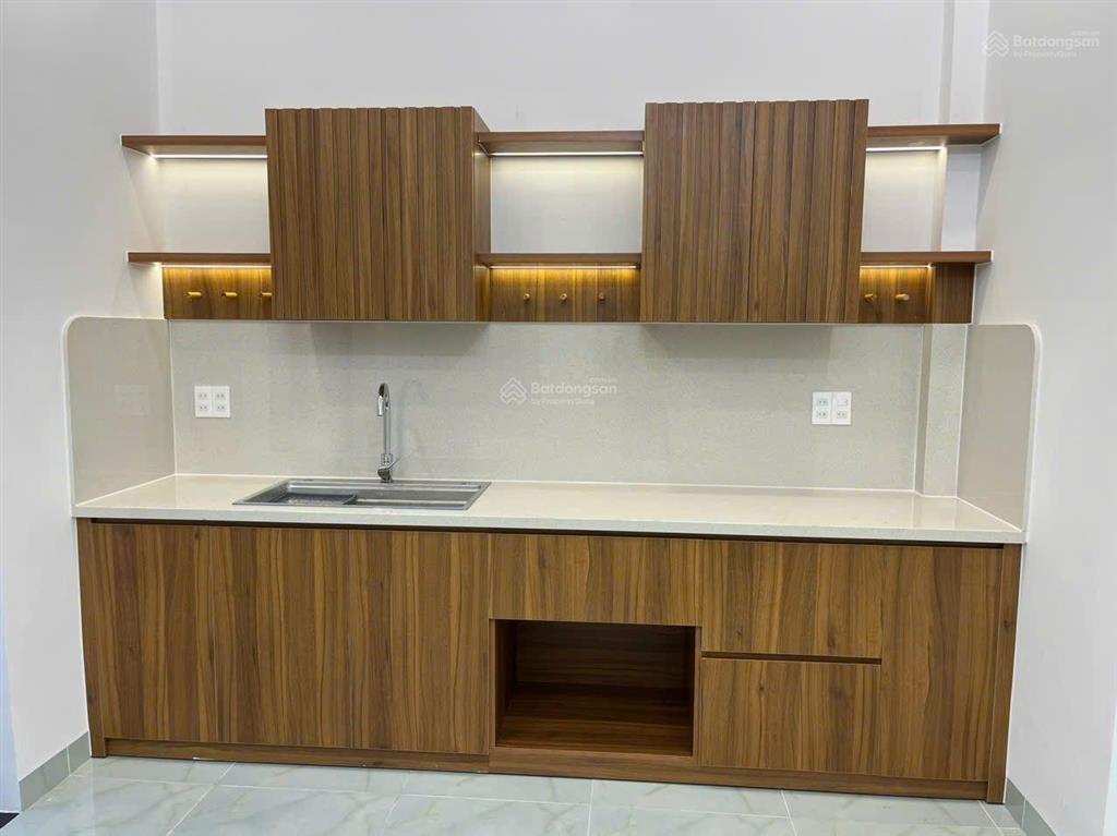 Nhà 1 trệt 2 lầu sân ôto 3 phòng ngủ full nội thất ngay sau sân gôn lái thiêu giá 4 tỷ 050tr