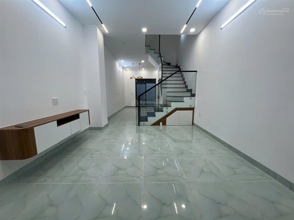 Nhà 1 trệt 2 lầu sân ôto 3 phòng ngủ full nội thất ngay sau sân gôn lái thiêu giá 4 tỷ 050tr