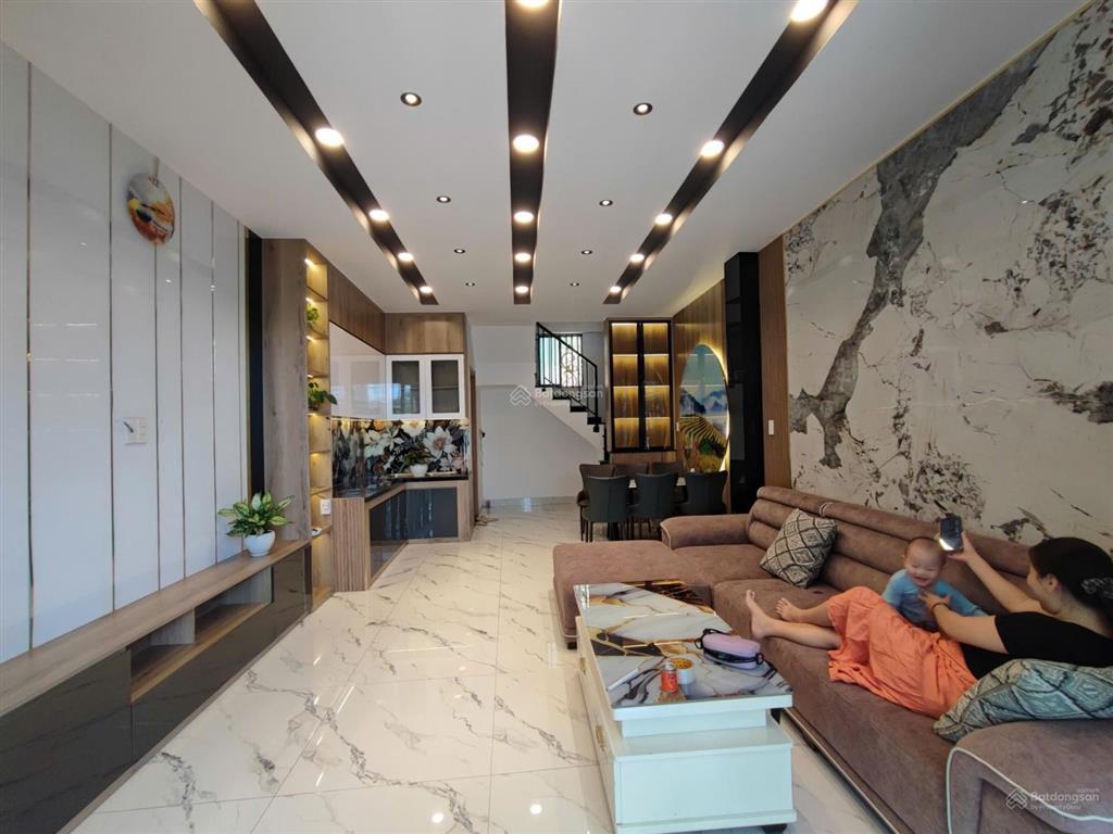 Nhà 1 trệt 2 lầu hoàn công sân oto giá 4.4 tỷ