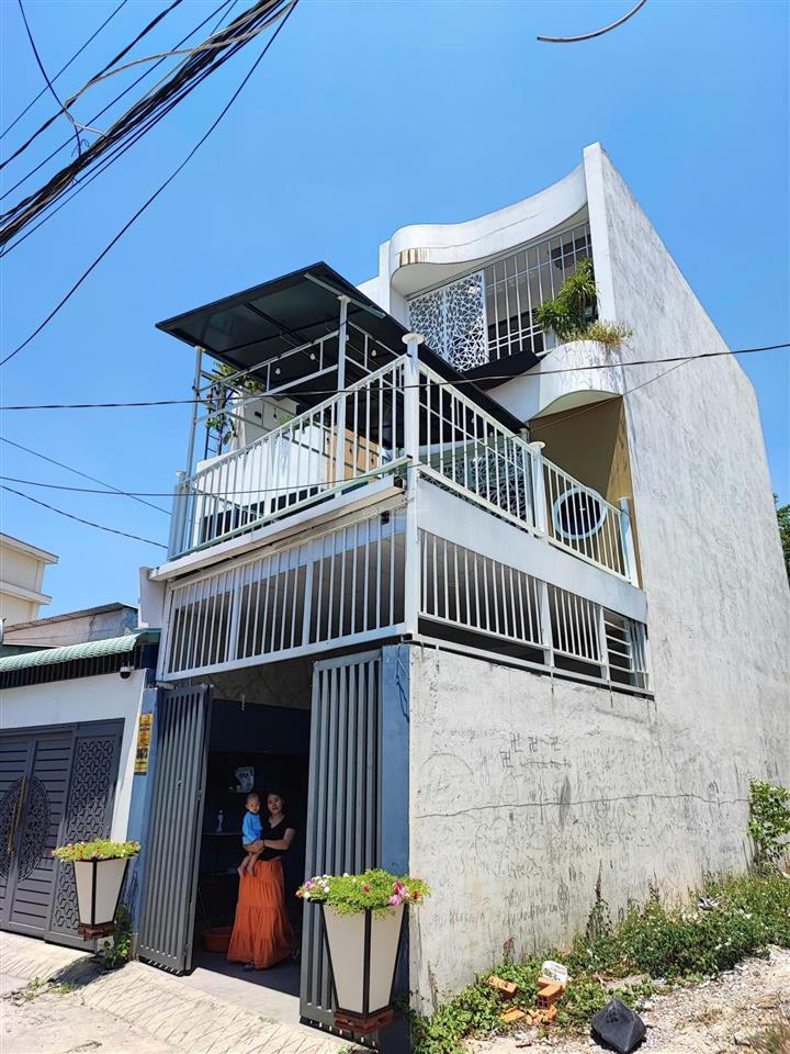 Nhà 1 trệt 2 lầu hoàn công sân oto giá 4.4 tỷ