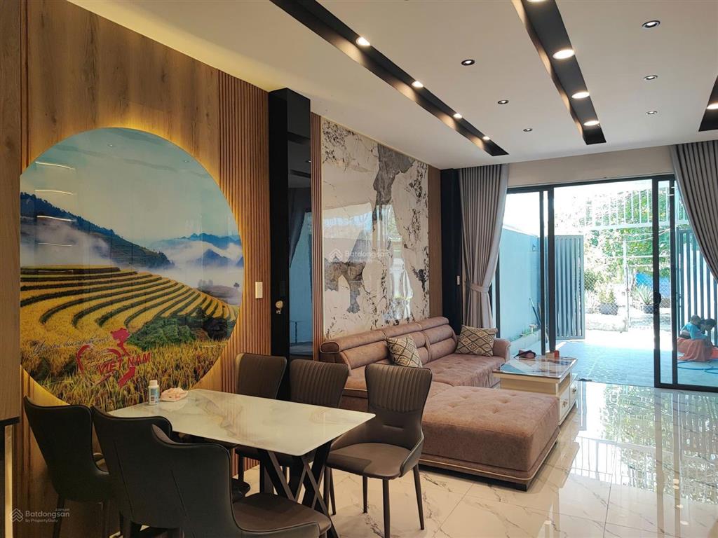 Nhà 1 trệt 2 lầu hoàn công sân oto giá 4.4 tỷ