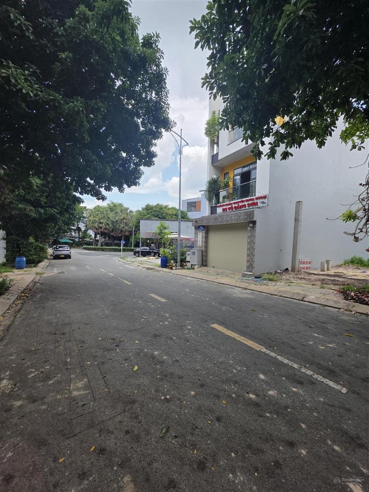 Dãy a đầu cổng central garden lái thiêu 103m2 giá 4,7 tỷ thuế ai nấy đóng