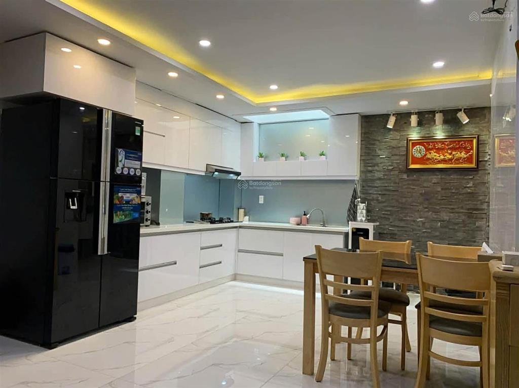 Nhà lầu ehome4 hoàn công. sổ riêng. oto thoải mái giá 4.95 tỷ gần ngã 4 bình phước