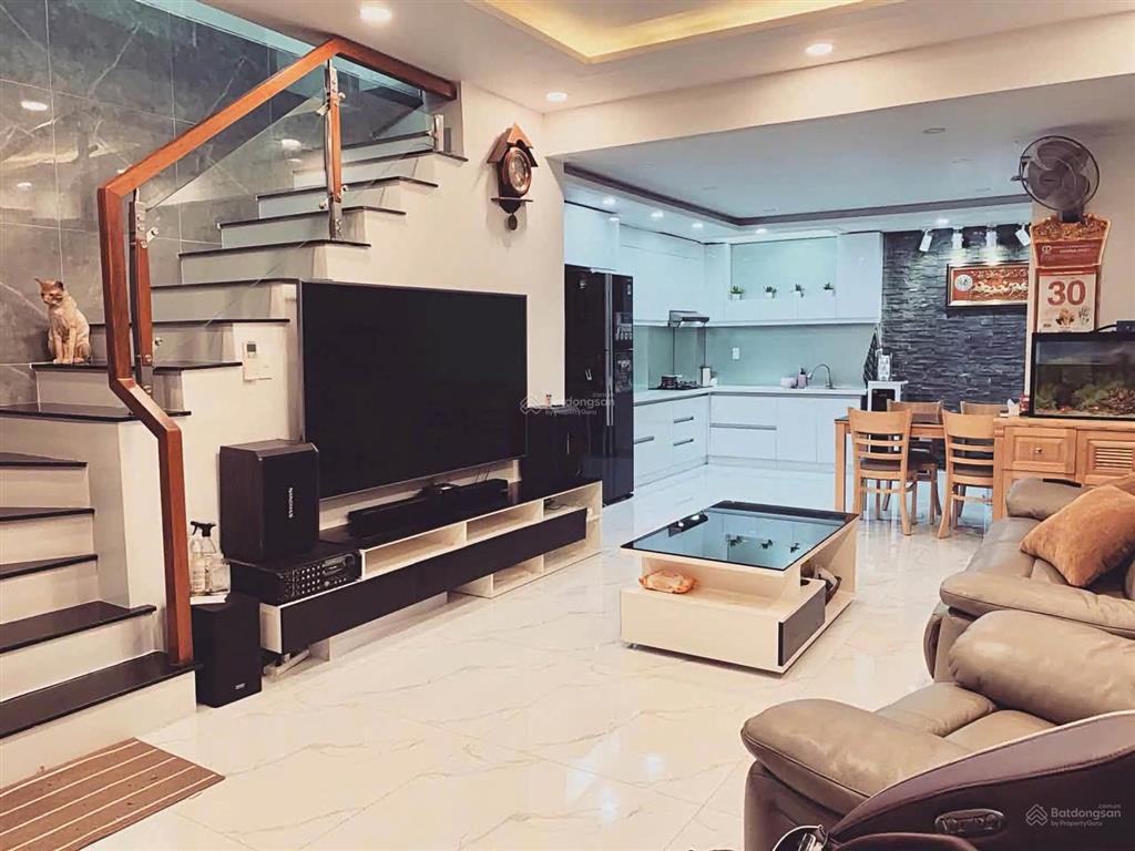 Nhà lầu ehome4 hoàn công. sổ riêng. oto thoải mái giá 4.95 tỷ gần ngã 4 bình phước