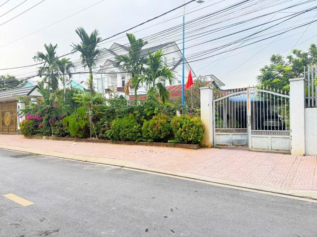 Bán kho sát mặt đường QL13 - sẵn điện 3 pha - DT ( 13 X21) 269M ngay cổng chào Bình Dương