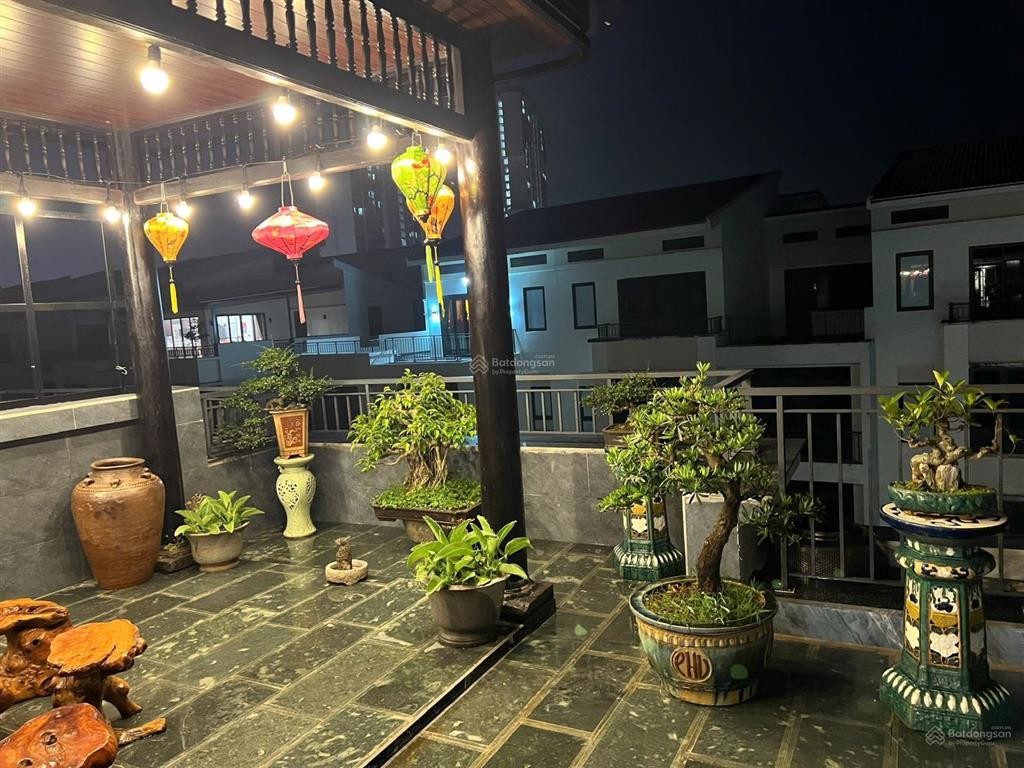 Bán liền kề ecopark hd đằng sau có sông và sân vườn rất rộng rãi 94m rộng 6m full nội thất xịn