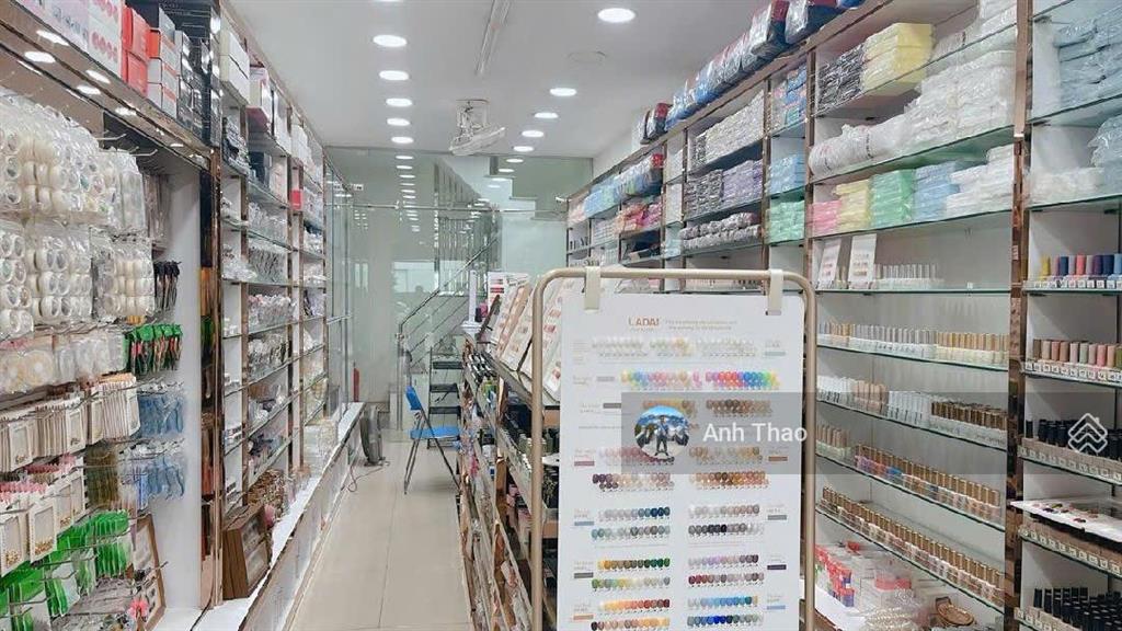 Cực đẹp | bán mặt phố trần quốc hoàn | 43m2 x 4 tầng | mt 3.7m | giá 33 tỷ