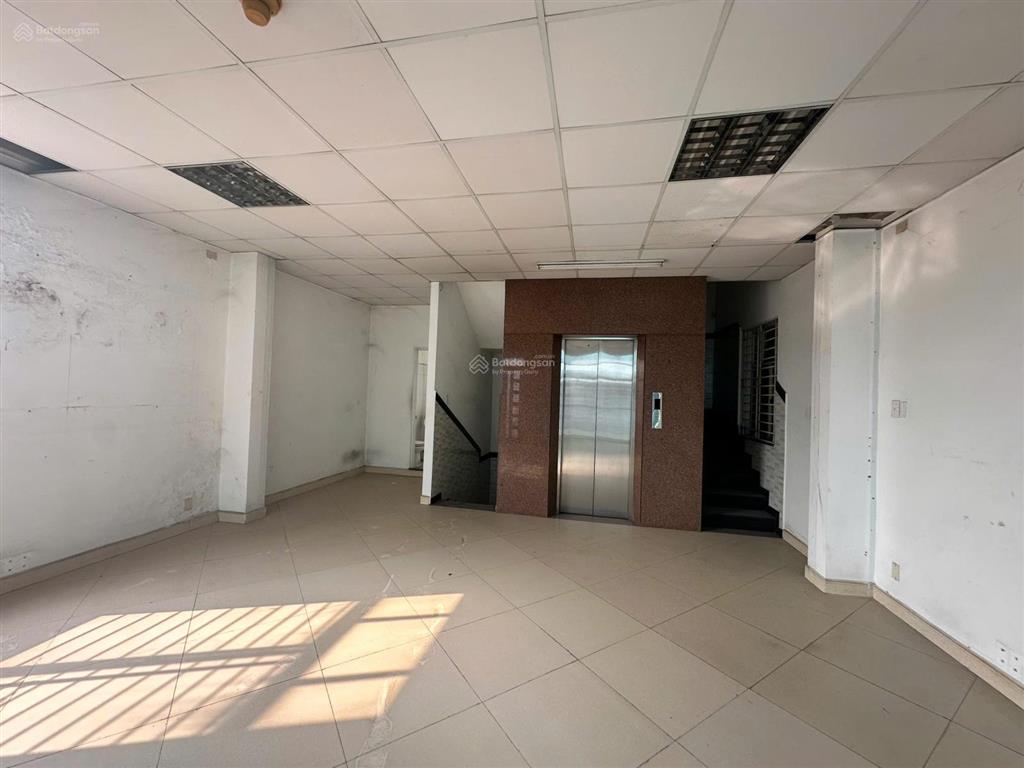 Cho thuê nhà thang máy mặt tiền lý thường kiệt, 5 lầu, tiện làm văn phòng công ty giá 30tr/ tháng