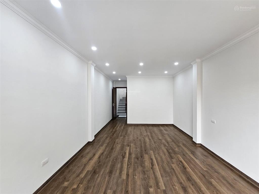 Nhà mới  thang máy cạnh hồ kim liên, 33m2, 6 tầng, chỉ 9.6 tỷ.