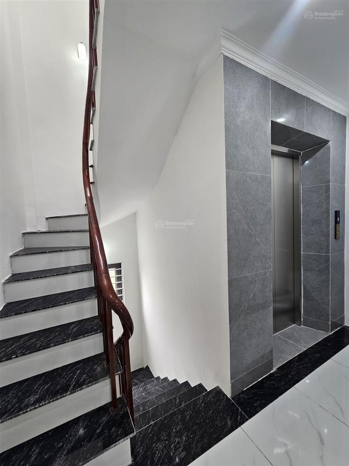 Nhà mới  thang máy cạnh hồ kim liên, 33m2, 6 tầng, chỉ 9.6 tỷ.