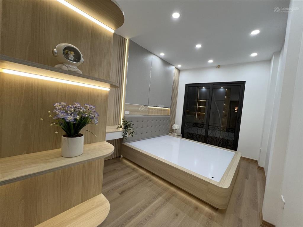 Gần hồ xã đàn  nhà mới  7 tầng thang máy  ô tô đỗ cổng.
