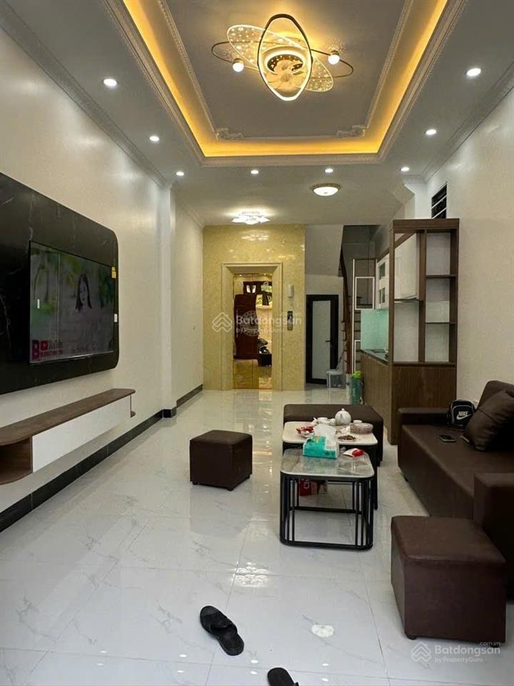 Gần hồ xã đàn  nhà mới  7 tầng thang máy  ô tô đỗ cổng.