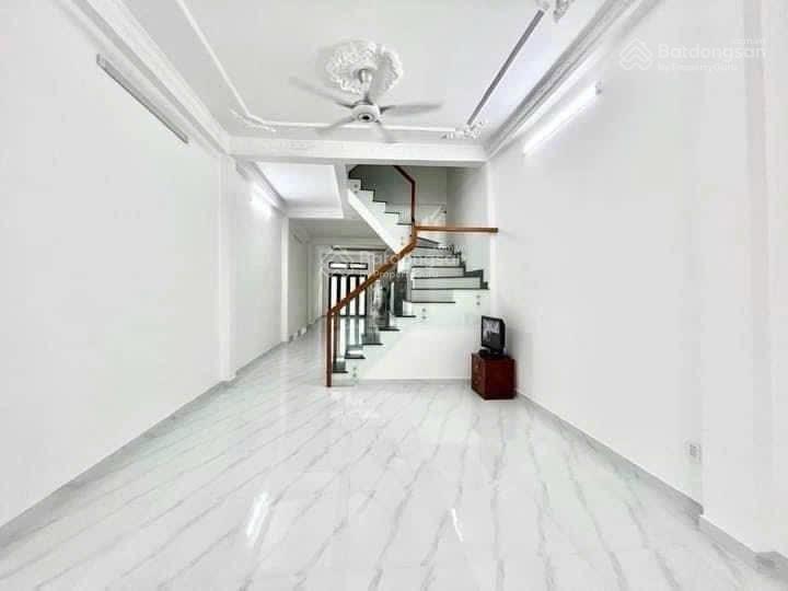 Cho thuê nhà 1 trệt 2 lầu 4pn 4x30m mặt tiền đường lâm văn bền quận 7