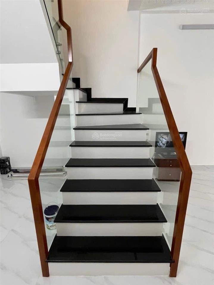 Cho thuê nhà 1 trệt 2 lầu 4pn 4x30m mặt tiền đường lâm văn bền quận 7