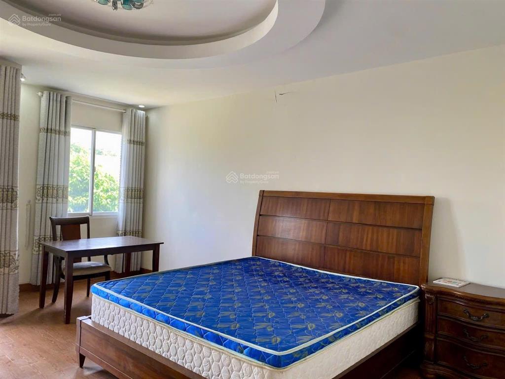 Cần cho thuê căn biệt thự vườn, full nội thất 4pn tại làng chuyên giathe oasis,thuận an, bình dương