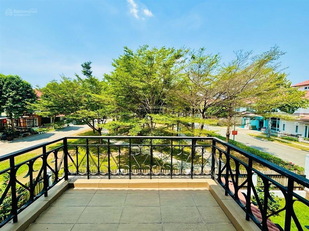 Cần cho thuê căn biệt thự góc đẹp nhất 470m2 làng chuyên gia the oasis. cạnh aeon, sân gôn sông bé.