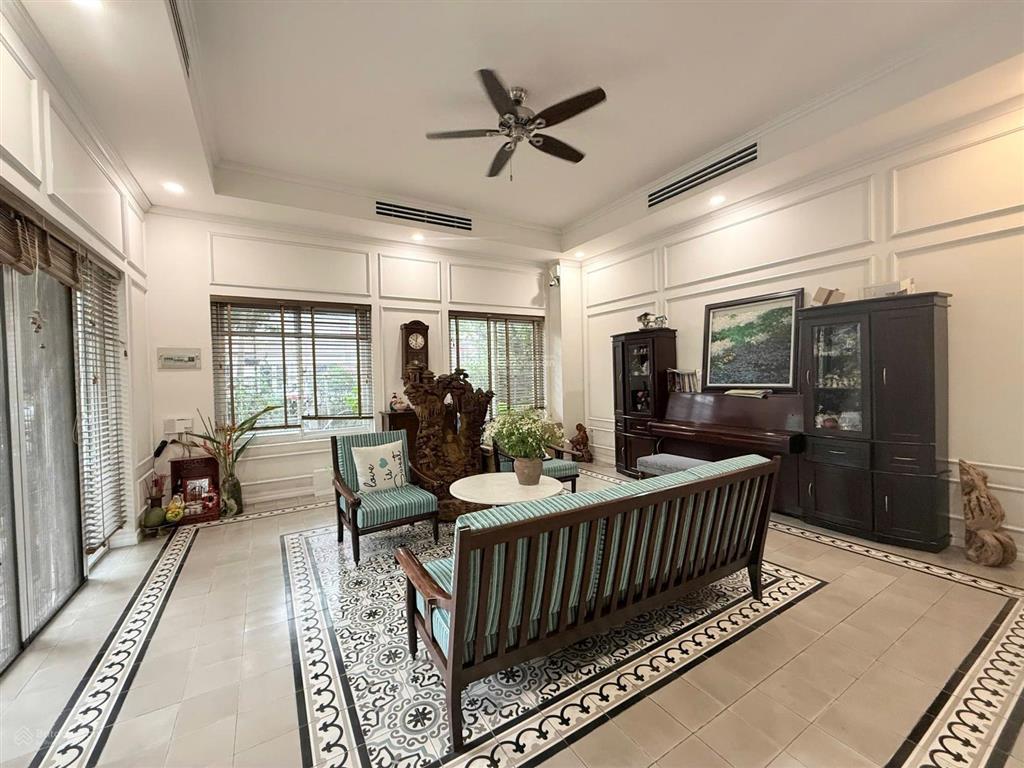 Cho thuê căn biệt thư góc công viên đẹp, nội thất hiện đại tại công viên the oasis 1. 0975 362 ***