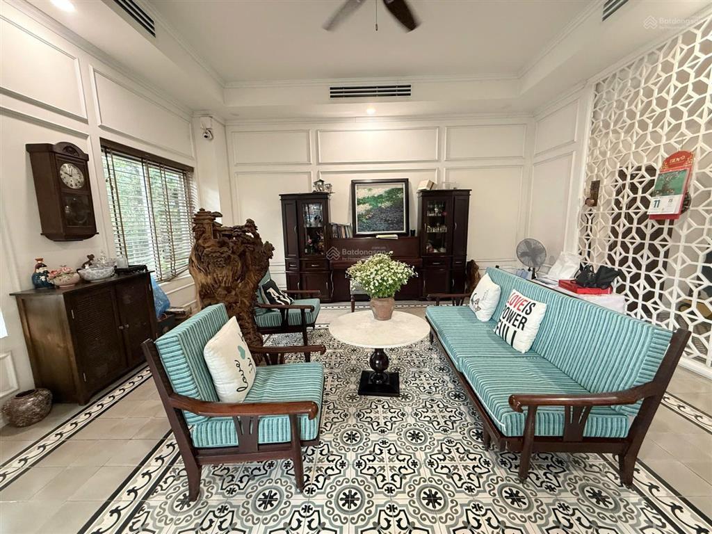 Cho thuê căn biệt thư góc công viên đẹp, nội thất hiện đại tại công viên the oasis 1. 0975 362 ***