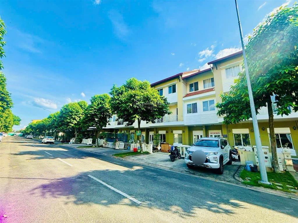 Chủ chuyển công tác bán căn liền kề. sẵn hđt 16tr/tháng tại the oasis liền kề aeon sân golf sb