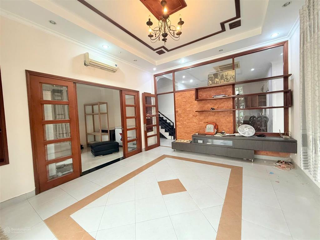 Bán căn biệt thự 10x18.5 ngay trục đường chính, hiện đại tại làng chuyên gia the oasis. gần aeon bd
