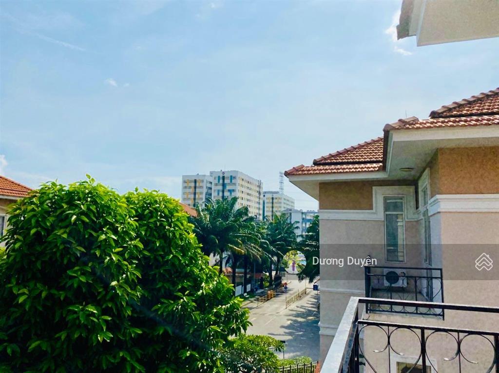 Bán căn biệt thự 10x18.5 ngay trục đường chính, hiện đại tại làng chuyên gia the oasis. gần aeon bd
