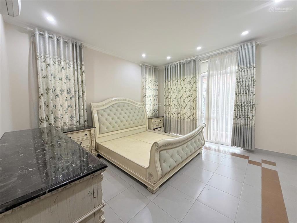 Bán căn biệt thự 10x18.5 ngay trục đường chính, hiện đại tại làng chuyên gia the oasis. gần aeon bd