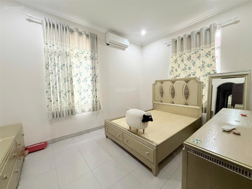 Bán căn biệt thự 10x18.5 ngay trục đường chính, hiện đại tại làng chuyên gia the oasis. gần aeon bd