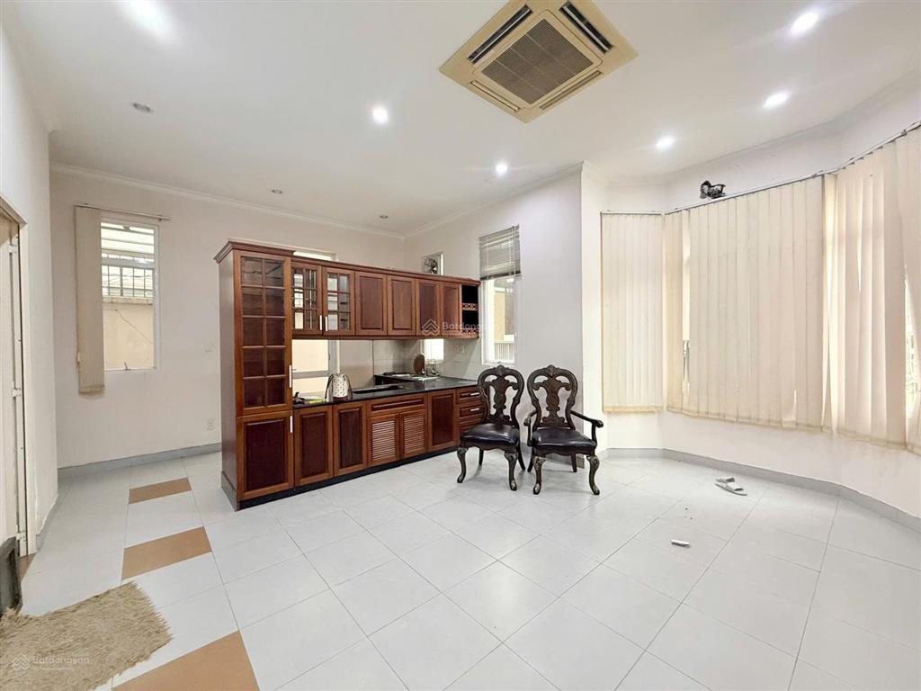 Bán căn biệt thự 10x18.5 ngay trục đường chính, hiện đại tại làng chuyên gia the oasis. gần aeon bd