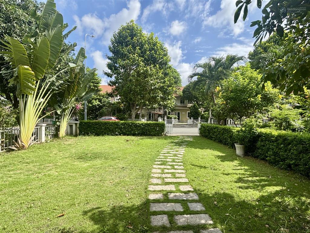 Cần cho thuê căn biệt thự song lập 300m2 làng chuyên gia the oasis. cạnh aeon, sân gôn sông bé