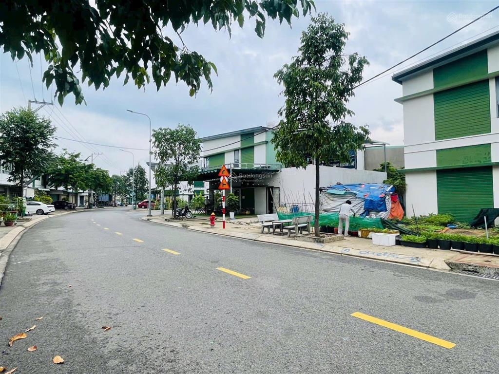 Hot cần bán góc hai mặt tiền 155,8m2 khu oasis city  cạnh trường đại học việt đức.  0975 362 ***