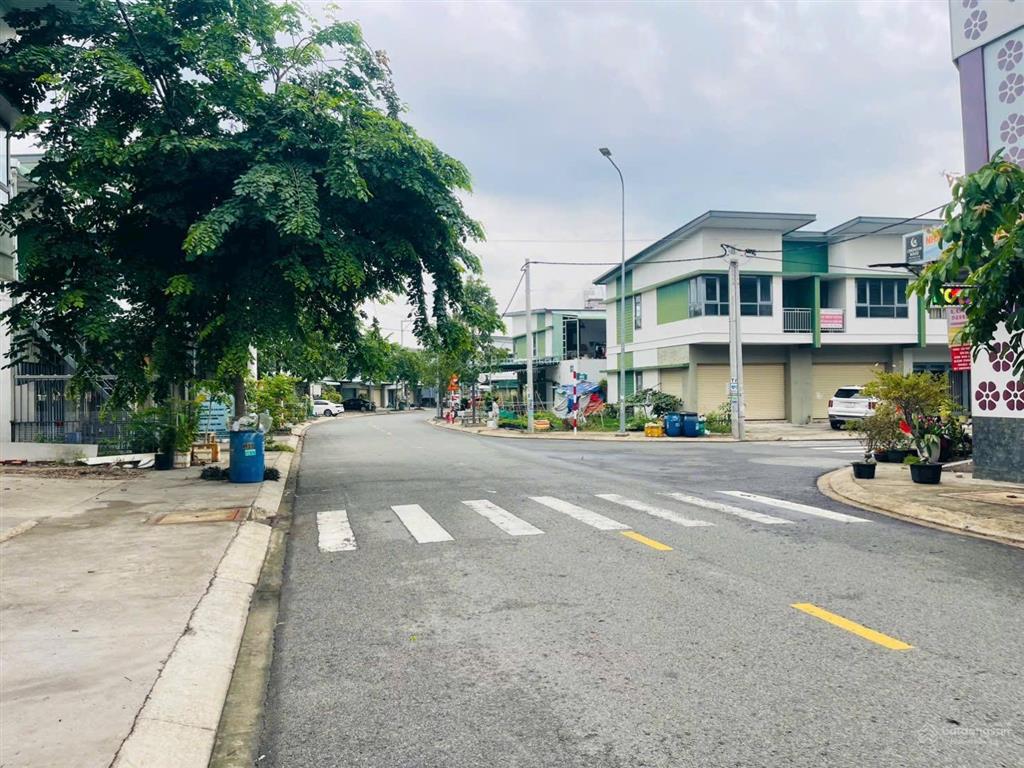 Hot cần bán góc hai mặt tiền 155,8m2 khu oasis city  cạnh trường đại học việt đức.  0975 362 ***