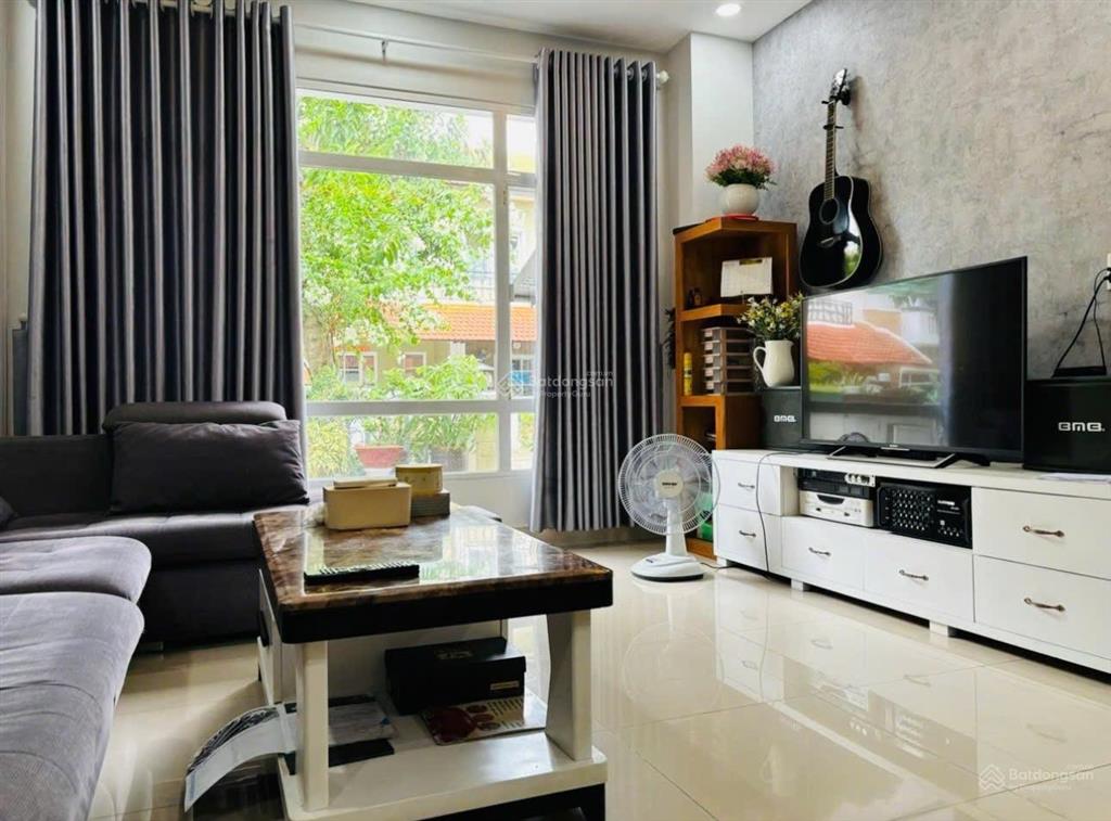 Bán căn biệt thự song lập 10x18.5m2 gần công viên làng chuyên gia the oasis. cạnh aeon, sân gôn sb