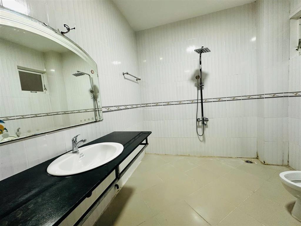 Cần bán nhà phố 3 tầng đường d11, dt 150m2. sẵn hđt,trục kinh doanh mua bán làm vp.  0975 362 ***