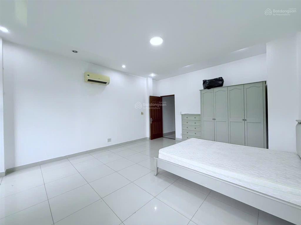 Cần cho thuê căn biệt thự vườn 100m2 full nội thất 4pn tại làng chuyên gia the oasis. 0975 362 ***.